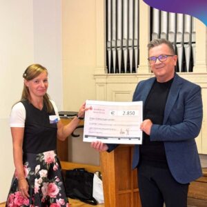 Scheckübergabe an Einrichtungsleiterin Sandra Loch durch Uwe Borchardt, Leiter des Marktbereichs der Sparkasse Gera-Greiz